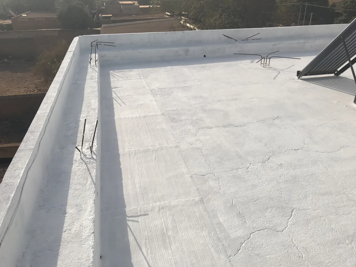 Après traitement ThermBlock : Terrasse béton : le support poreux et encrassé devient une membrane blanche continue