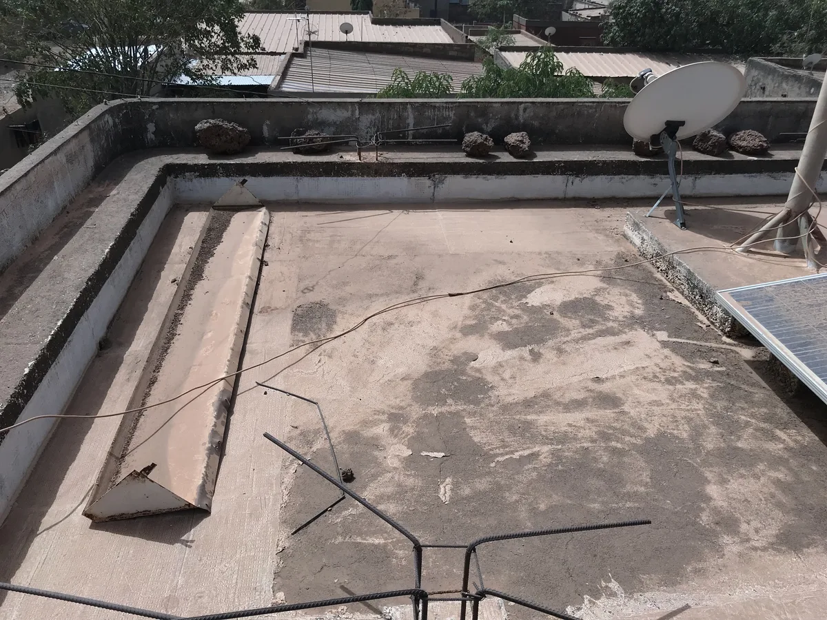 Avant traitement : Terrasse béton : le support poreux et encrassé devient une membrane blanche continue